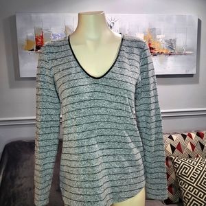 Pullover sweater zipped in the back